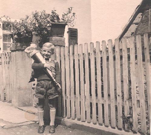 der erste schultag 1954 mit schultüte und lederhose